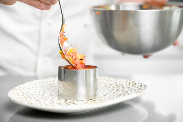 Šéfkuchár mieša omáčku v panvici